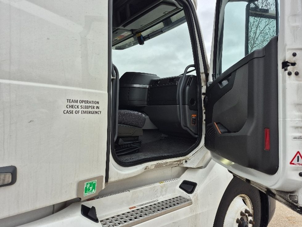 Sleeper Tractor-Heavy Duty Tractors-Volvo-2023-VNL64760-La Porte-IN-751,926\n\t\tmiles-$ 51,750 - Image 13