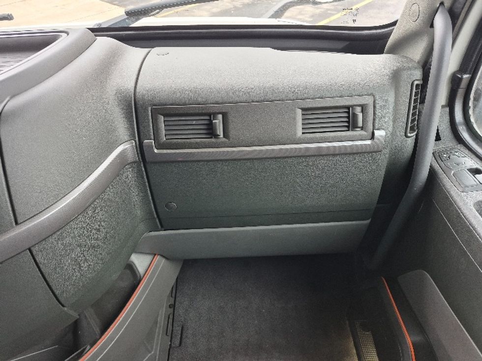 Sleeper Tractor-Heavy Duty Tractors-Volvo-2023-VNL64760-La Porte-IN-751,926\n\t\tmiles-$ 51,750 - Image 14