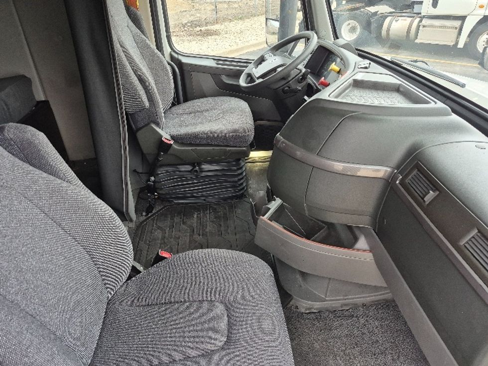 Sleeper Tractor-Heavy Duty Tractors-Volvo-2023-VNL64760-La Porte-IN-751,926\n\t\tmiles-$ 51,750 - Image 15