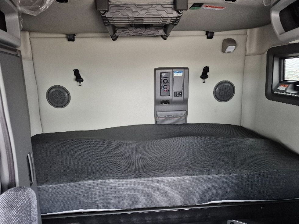 Sleeper Tractor-Heavy Duty Tractors-Volvo-2023-VNL64760-La Porte-IN-751,926\n\t\tmiles-$ 51,750 - Image 16