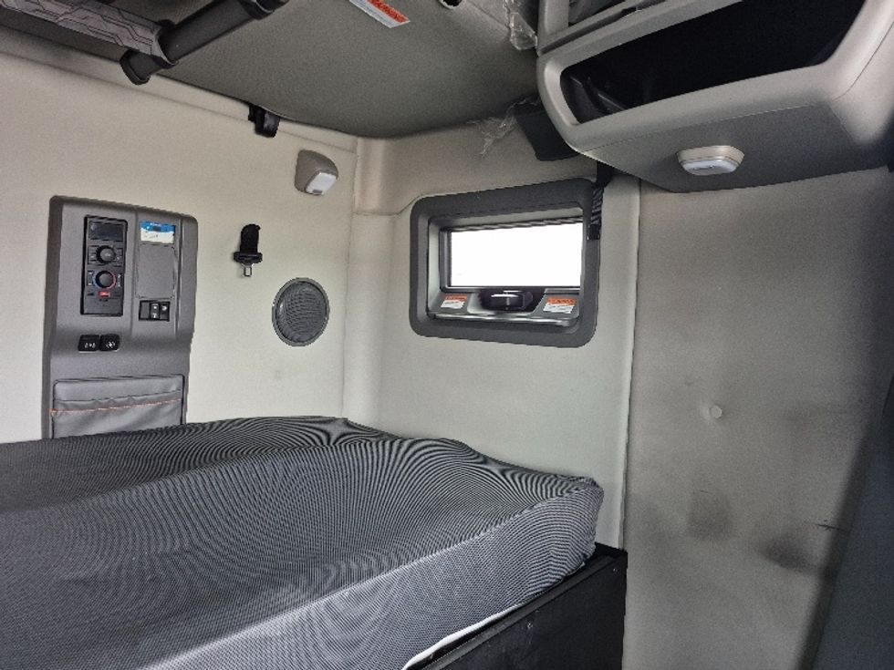 Sleeper Tractor-Heavy Duty Tractors-Volvo-2023-VNL64760-La Porte-IN-751,926\n\t\tmiles-$ 51,750 - Image 17