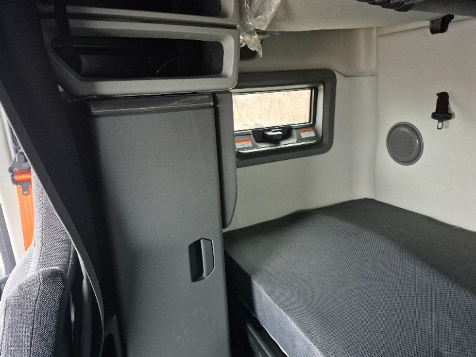 Sleeper Tractor-Heavy Duty Tractors-Volvo-2023-VNL64760-La Porte-IN-751,926\n\t\tmiles-$ 51,750 - Image 18