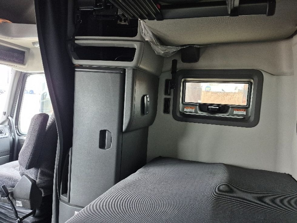 Sleeper Tractor-Heavy Duty Tractors-Volvo-2023-VNL64760-La Porte-IN-751,926\n\t\tmiles-$ 51,750 - Image 19