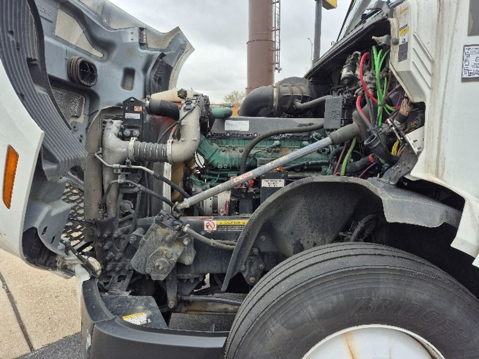 Sleeper Tractor-Heavy Duty Tractors-Volvo-2023-VNL64760-La Porte-IN-751,926\n\t\tmiles-$ 51,750 - Image 21