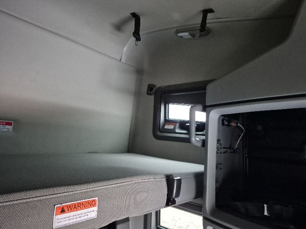 Sleeper Tractor-Heavy Duty Tractors-Volvo-2023-VNL64760-La Porte-IN-751,926\n\t\tmiles-$ 51,750 - Image 23