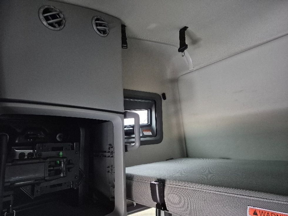 Sleeper Tractor-Heavy Duty Tractors-Volvo-2023-VNL64760-La Porte-IN-751,926\n\t\tmiles-$ 51,750 - Image 24