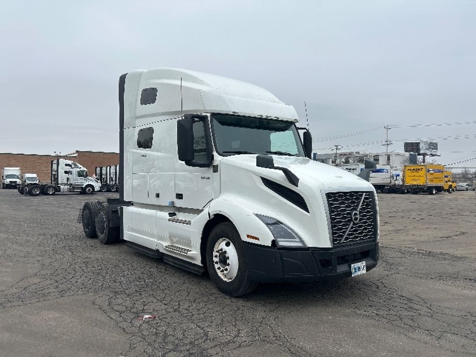 Sleeper Tractor-Heavy Duty Tractors-Volvo-2023-VNL64760-La Porte-IN-755,945\n\t\tmiles-$ 55,000 - Image 1
