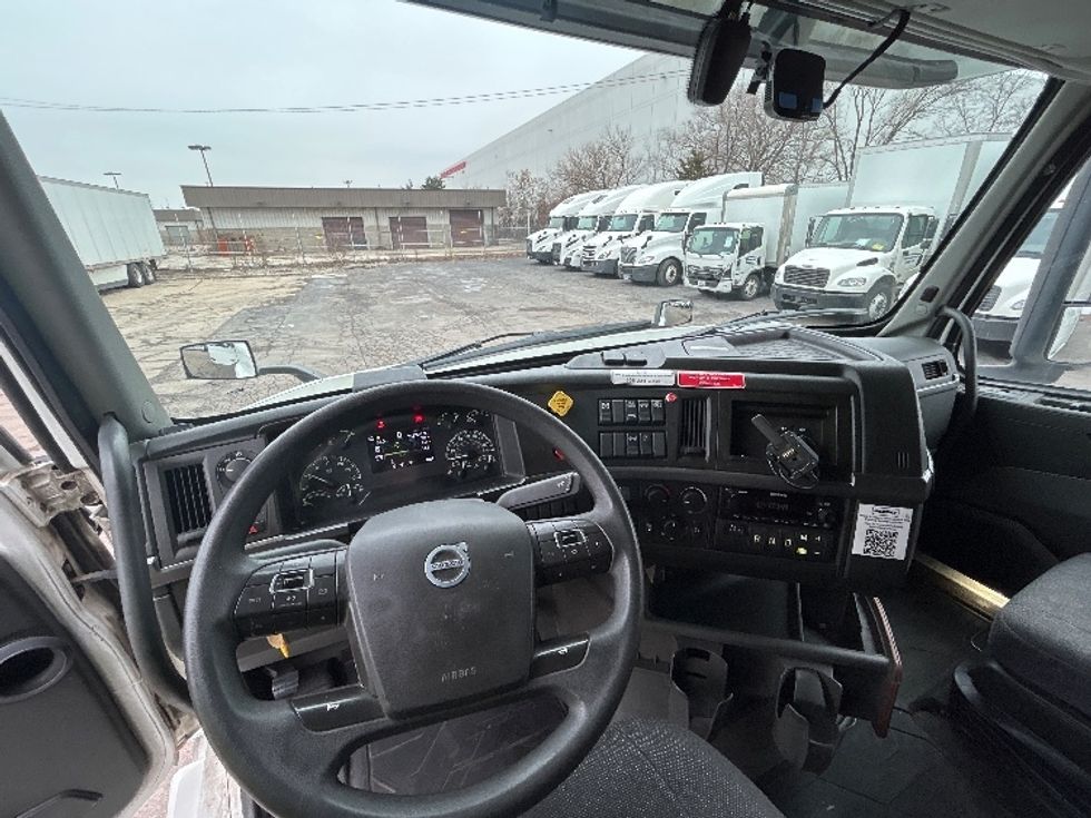 Sleeper Tractor-Heavy Duty Tractors-Volvo-2023-VNL64760-La Porte-IN-755,945\n\t\tmiles-$ 55,000 - Image 10