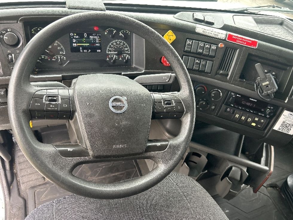 Sleeper Tractor-Heavy Duty Tractors-Volvo-2023-VNL64760-La Porte-IN-755,945\n\t\tmiles-$ 55,000 - Image 11