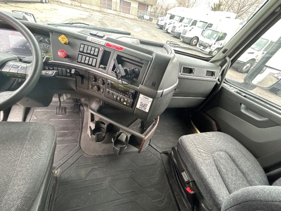 Sleeper Tractor-Heavy Duty Tractors-Volvo-2023-VNL64760-La Porte-IN-755,945\n\t\tmiles-$ 55,000 - Image 12