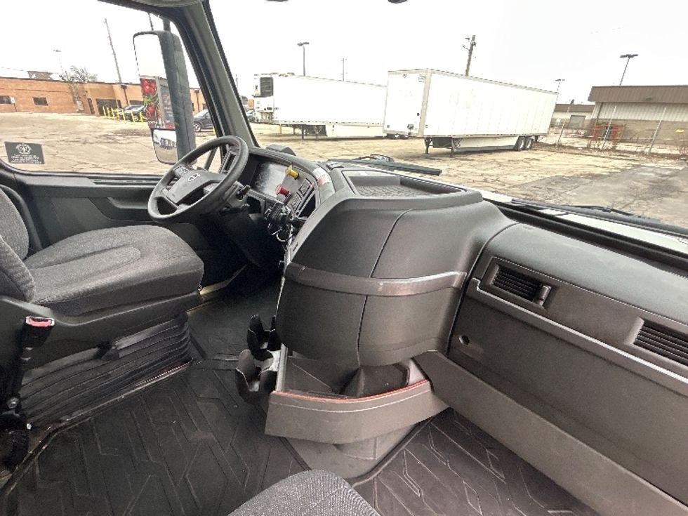 Sleeper Tractor-Heavy Duty Tractors-Volvo-2023-VNL64760-La Porte-IN-755,945\n\t\tmiles-$ 55,000 - Image 15