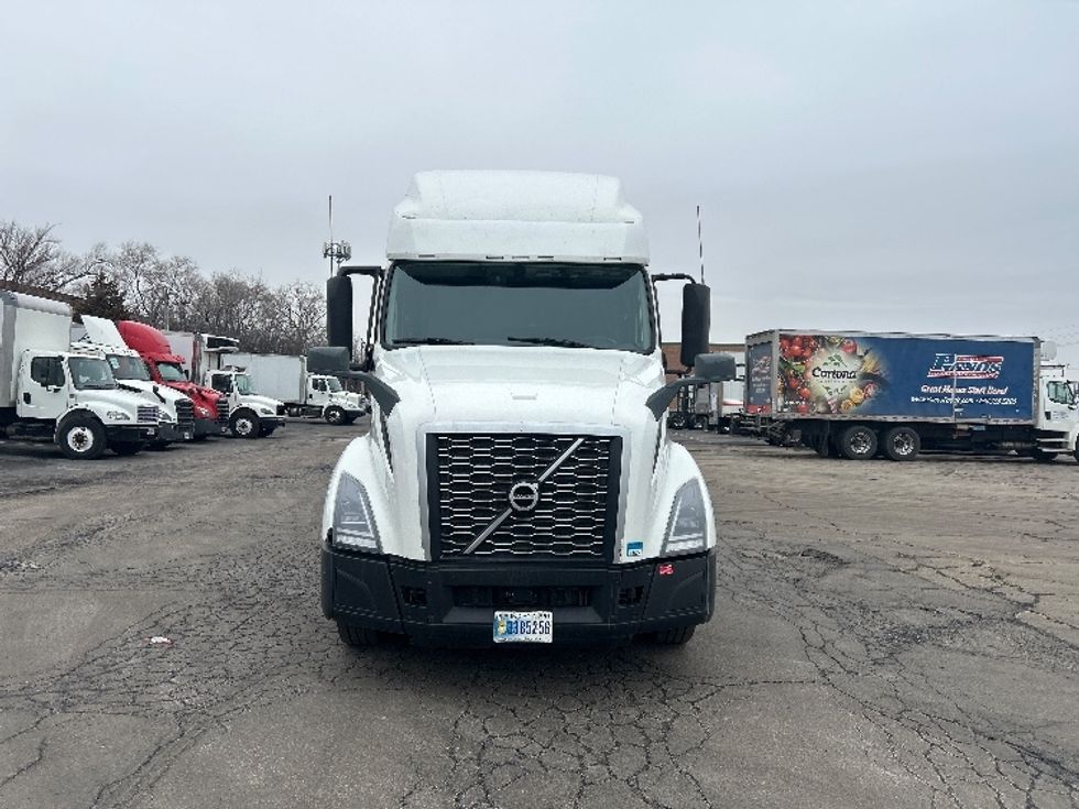 Sleeper Tractor-Heavy Duty Tractors-Volvo-2023-VNL64760-La Porte-IN-755,945\n\t\tmiles-$ 55,000 - Image 2