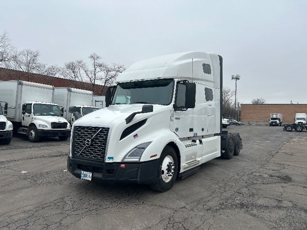 Sleeper Tractor-Heavy Duty Tractors-Volvo-2023-VNL64760-La Porte-IN-755,945\n\t\tmiles-$ 55,000 - Image 3