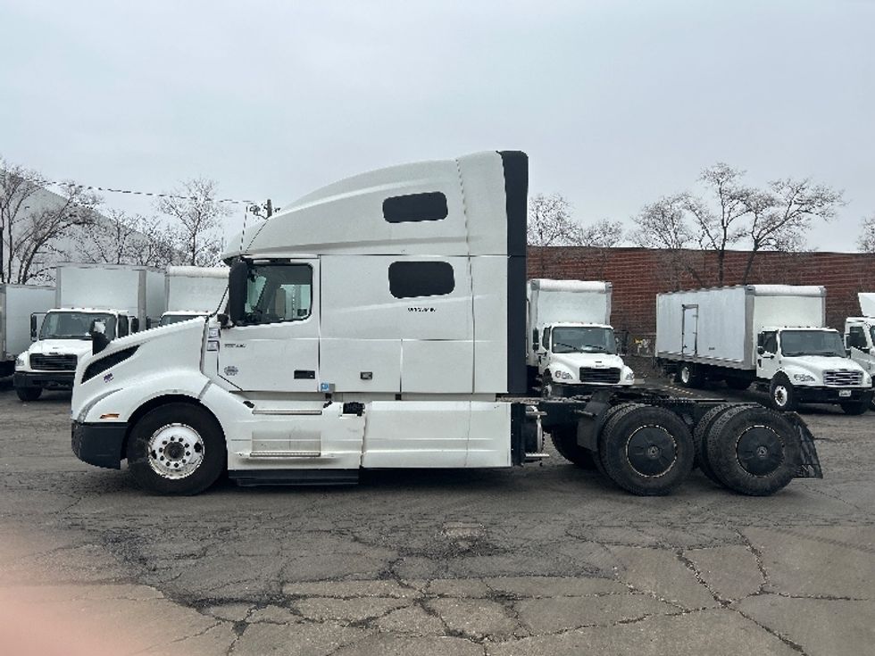 Sleeper Tractor-Heavy Duty Tractors-Volvo-2023-VNL64760-La Porte-IN-755,945\n\t\tmiles-$ 55,000 - Image 4