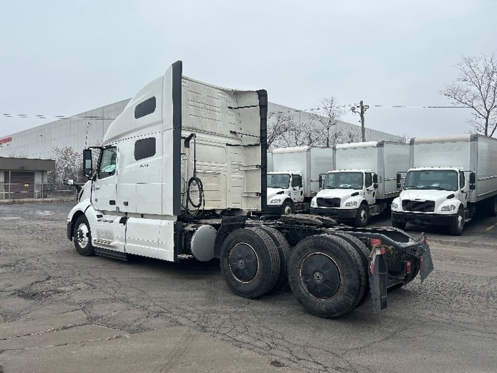 Sleeper Tractor-Heavy Duty Tractors-Volvo-2023-VNL64760-La Porte-IN-755,945\n\t\tmiles-$ 55,000 - Image 5