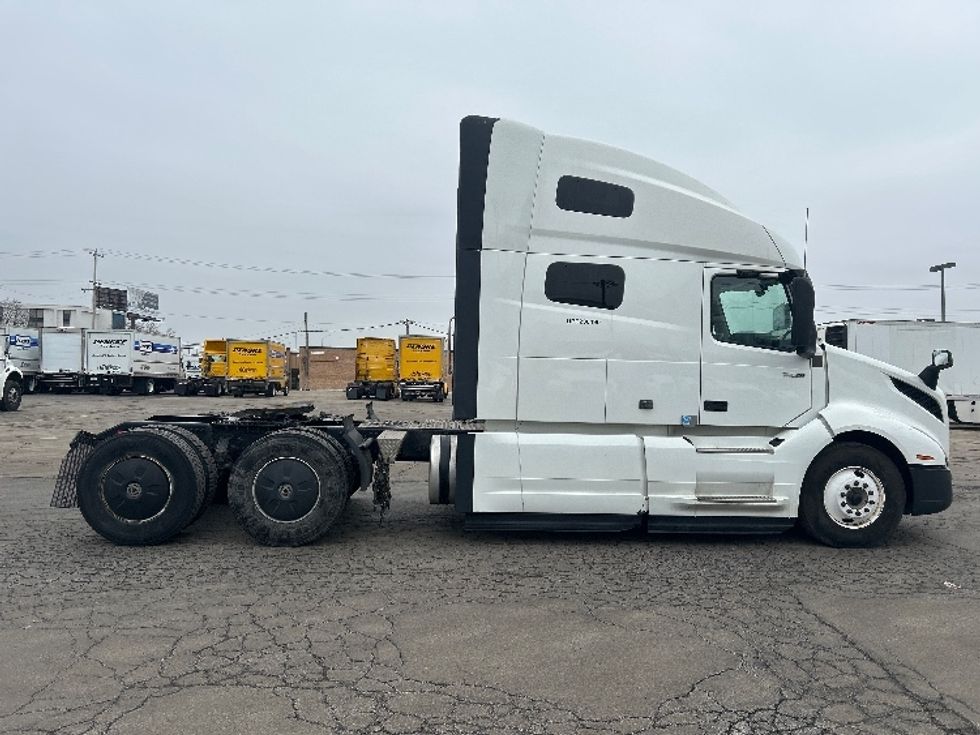 Sleeper Tractor-Heavy Duty Tractors-Volvo-2023-VNL64760-La Porte-IN-755,945\n\t\tmiles-$ 55,000 - Image 8
