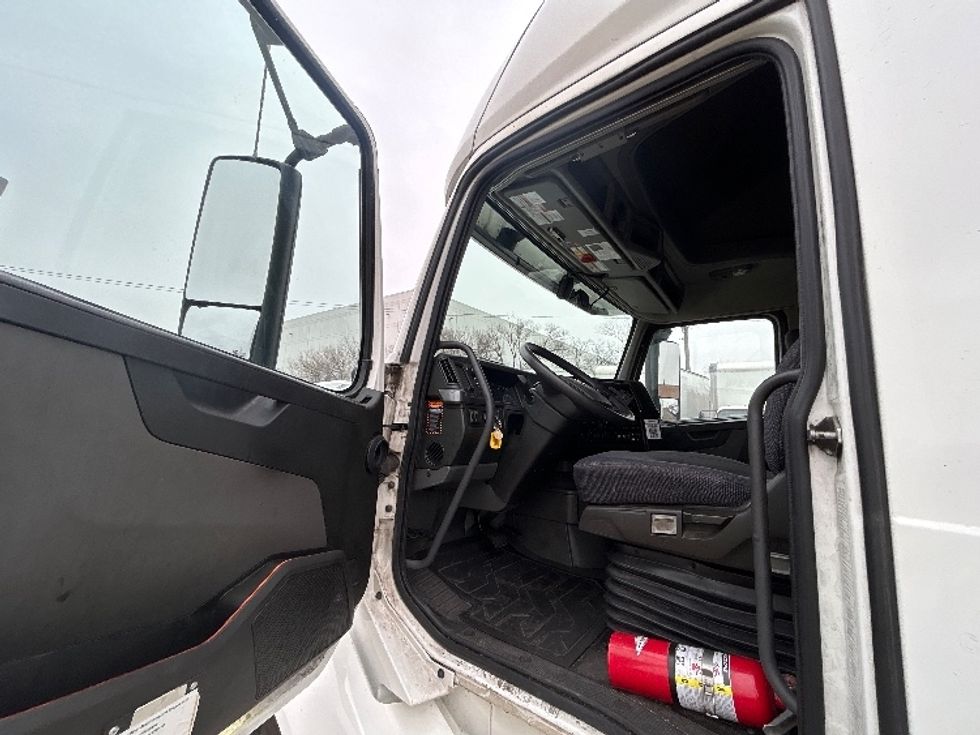 Sleeper Tractor-Heavy Duty Tractors-Volvo-2023-VNL64760-La Porte-IN-755,945\n\t\tmiles-$ 55,000 - Image 9
