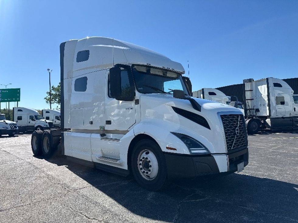 Sleeper Tractor-Heavy Duty Tractors-Volvo-2023-VNL64760-La Porte-IN-757,084\n\t\tmiles-$ 61,000 - Image 1