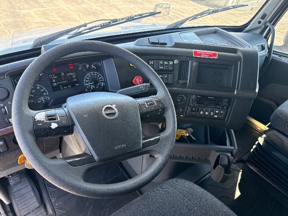 Sleeper Tractor-Heavy Duty Tractors-Volvo-2023-VNL64760-La Porte-IN-757,084\n\t\tmiles-$ 61,000 - Image 10