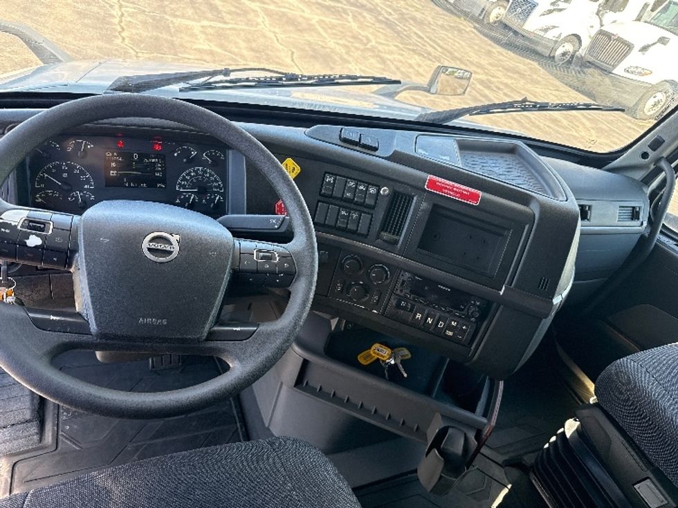 Sleeper Tractor-Heavy Duty Tractors-Volvo-2023-VNL64760-La Porte-IN-757,084\n\t\tmiles-$ 61,000 - Image 11