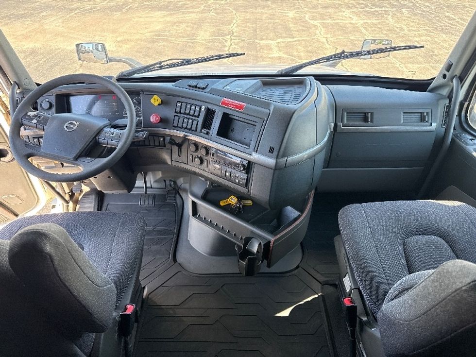 Sleeper Tractor-Heavy Duty Tractors-Volvo-2023-VNL64760-La Porte-IN-757,084\n\t\tmiles-$ 61,000 - Image 12