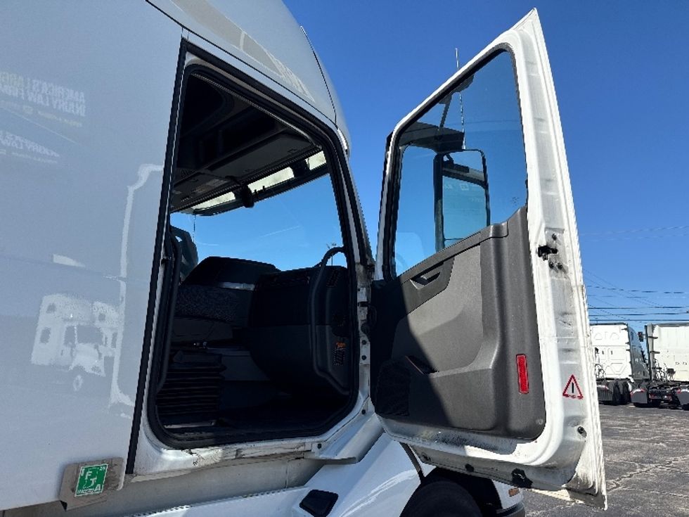 Sleeper Tractor-Heavy Duty Tractors-Volvo-2023-VNL64760-La Porte-IN-757,084\n\t\tmiles-$ 61,000 - Image 13