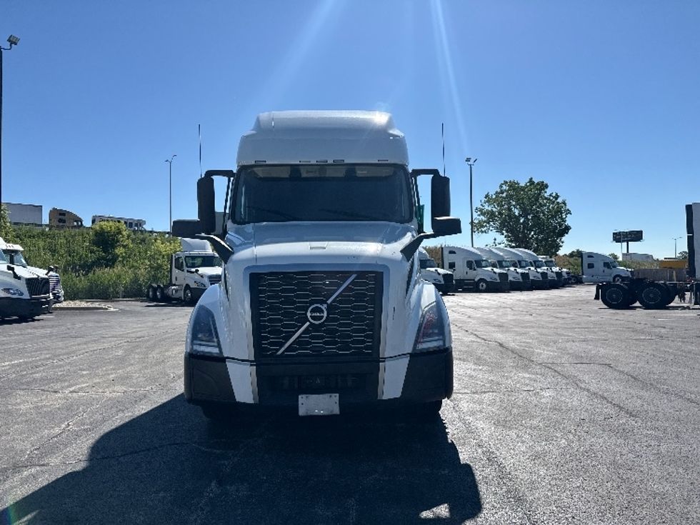 Sleeper Tractor-Heavy Duty Tractors-Volvo-2023-VNL64760-La Porte-IN-757,084\n\t\tmiles-$ 61,000 - Image 2