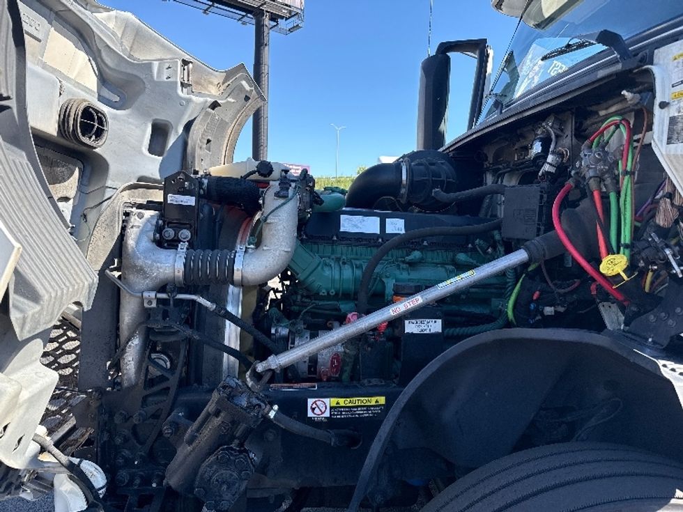 Sleeper Tractor-Heavy Duty Tractors-Volvo-2023-VNL64760-La Porte-IN-757,084\n\t\tmiles-$ 61,000 - Image 21