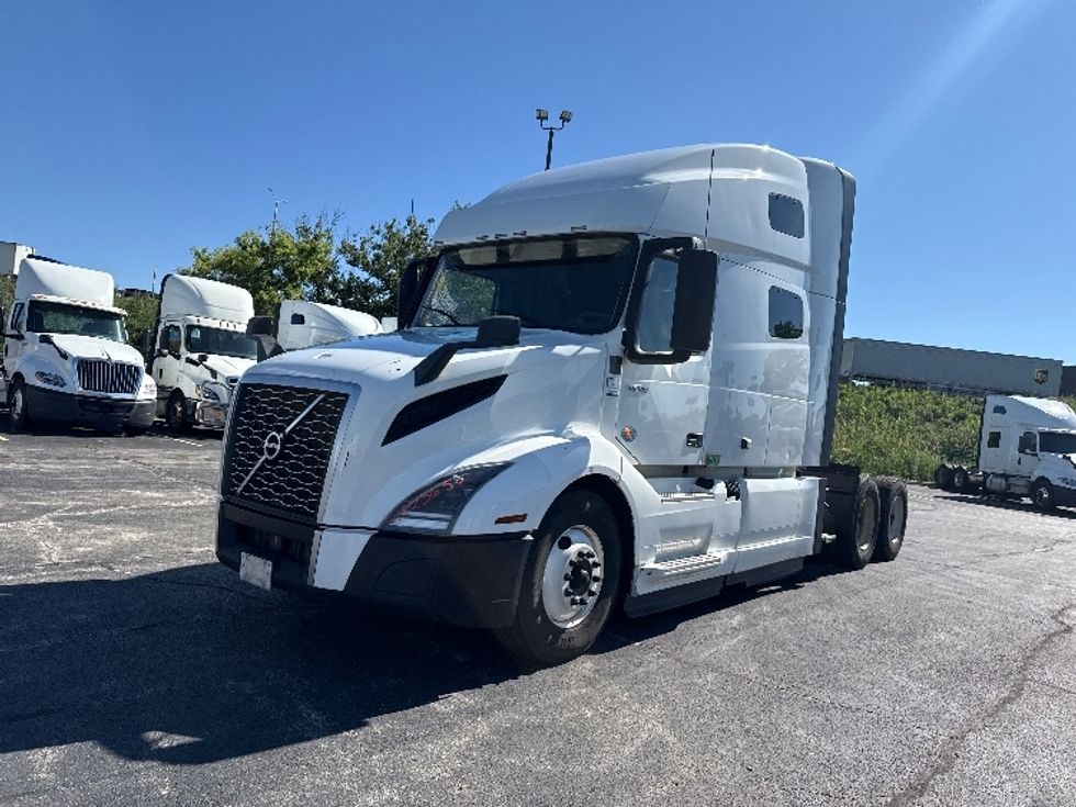 Sleeper Tractor-Heavy Duty Tractors-Volvo-2023-VNL64760-La Porte-IN-757,084\n\t\tmiles-$ 61,000 - Image 3