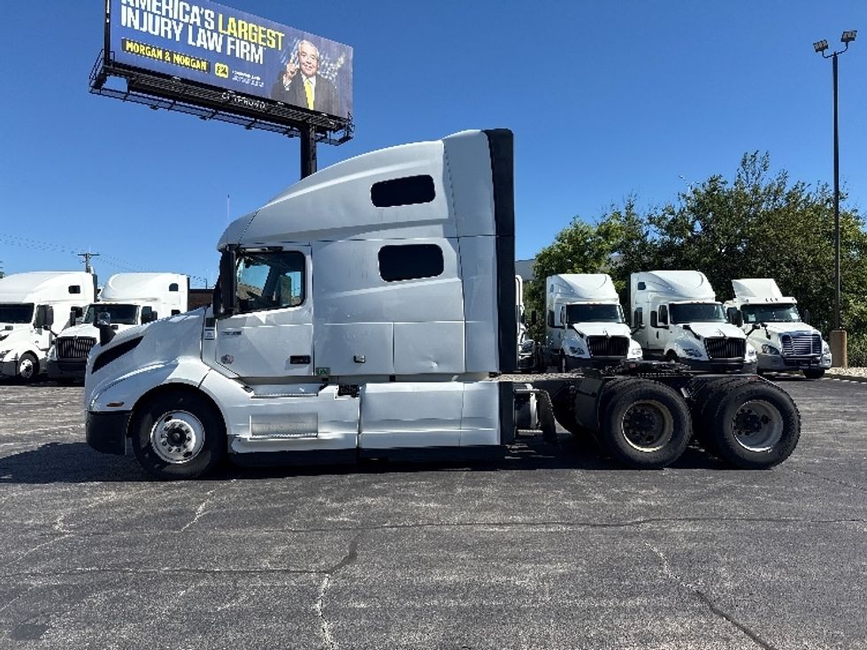 Sleeper Tractor-Heavy Duty Tractors-Volvo-2023-VNL64760-La Porte-IN-757,084\n\t\tmiles-$ 61,000 - Image 4