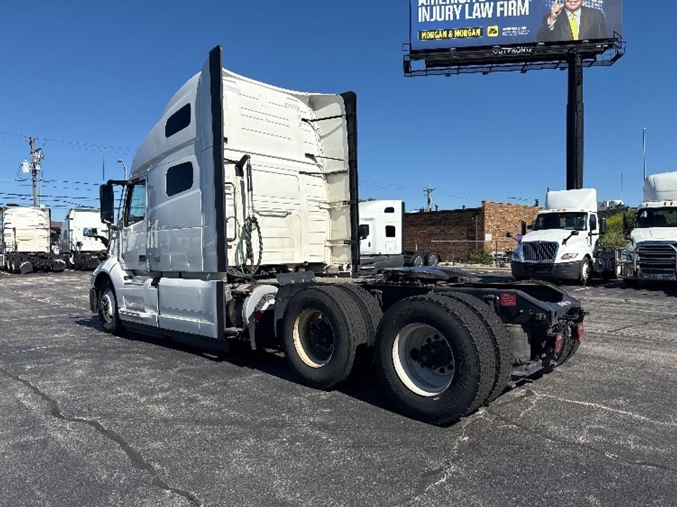 Sleeper Tractor-Heavy Duty Tractors-Volvo-2023-VNL64760-La Porte-IN-757,084\n\t\tmiles-$ 61,000 - Image 5