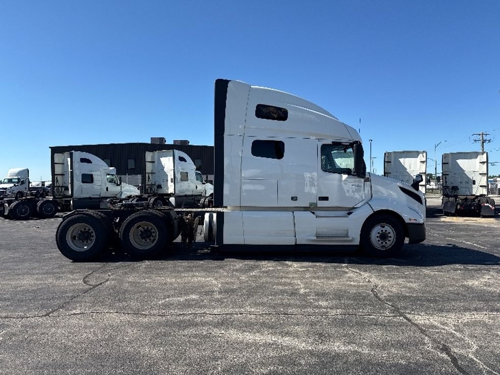 Sleeper Tractor-Heavy Duty Tractors-Volvo-2023-VNL64760-La Porte-IN-757,084\n\t\tmiles-$ 61,000 - Image 8