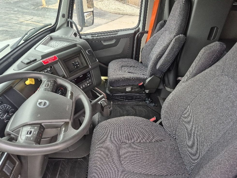 Sleeper Tractor-Heavy Duty Tractors-Volvo-2023-VNL64760-La Porte-IN-757,410\n\t\tmiles-$ 48,250 - Image 10