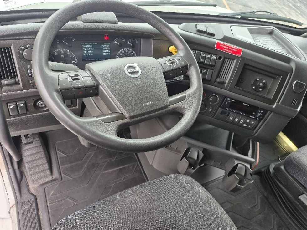 Sleeper Tractor-Heavy Duty Tractors-Volvo-2023-VNL64760-La Porte-IN-757,410\n\t\tmiles-$ 48,250 - Image 11