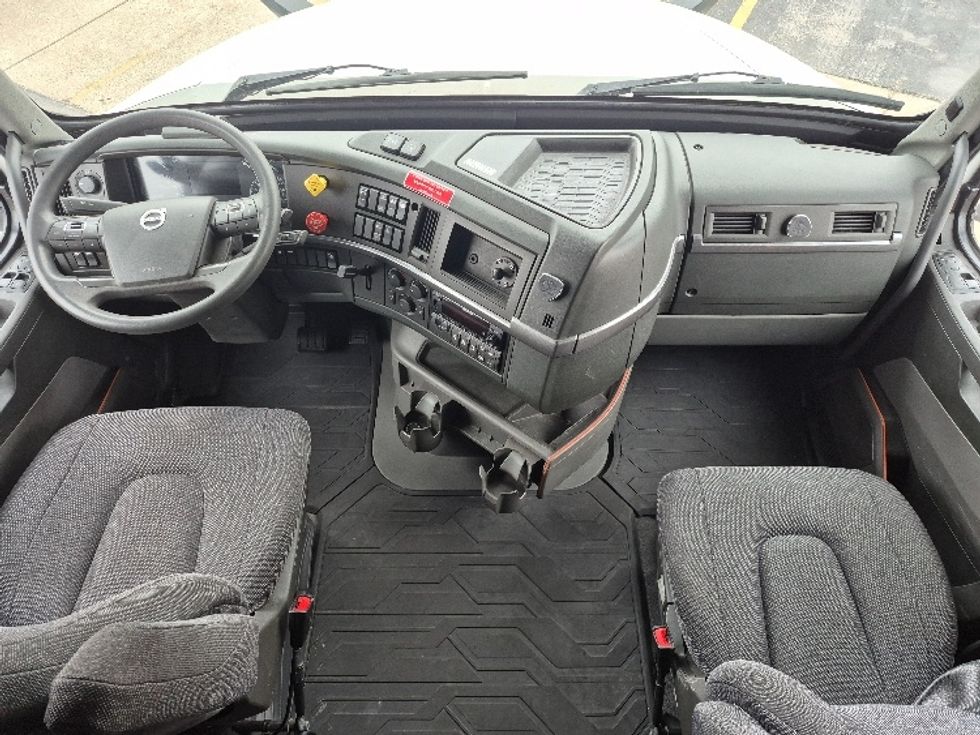 Sleeper Tractor-Heavy Duty Tractors-Volvo-2023-VNL64760-La Porte-IN-757,410\n\t\tmiles-$ 48,250 - Image 12