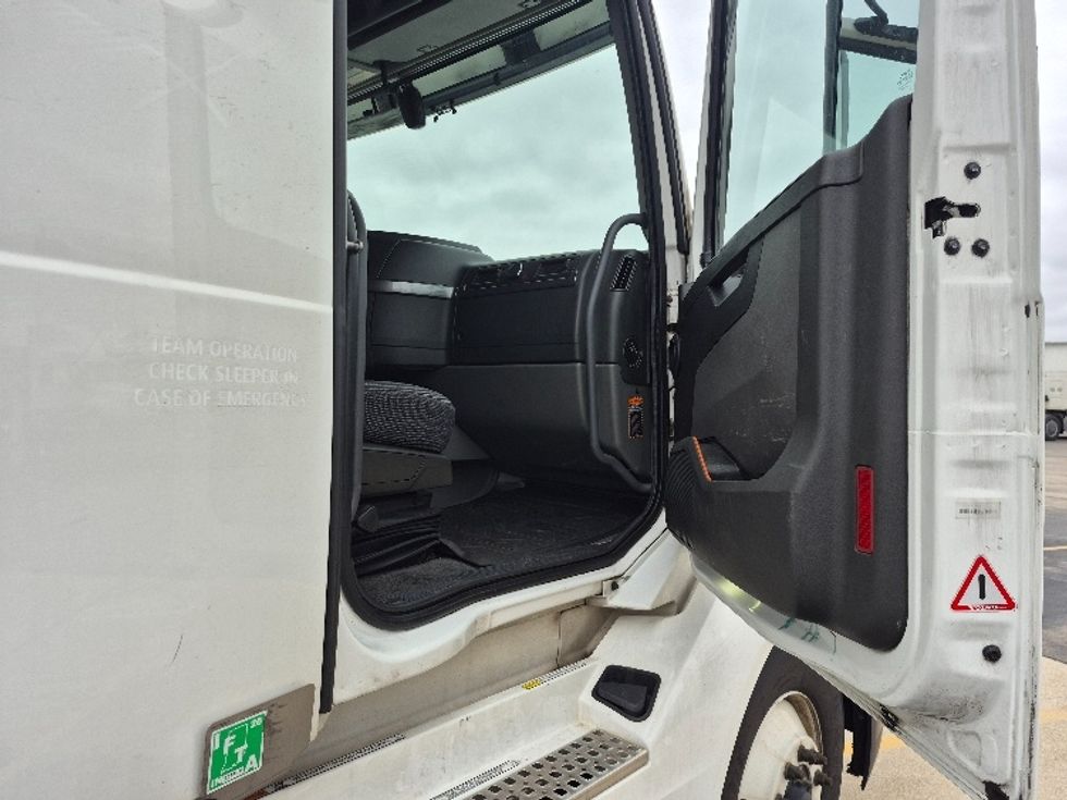 Sleeper Tractor-Heavy Duty Tractors-Volvo-2023-VNL64760-La Porte-IN-757,410\n\t\tmiles-$ 48,250 - Image 13
