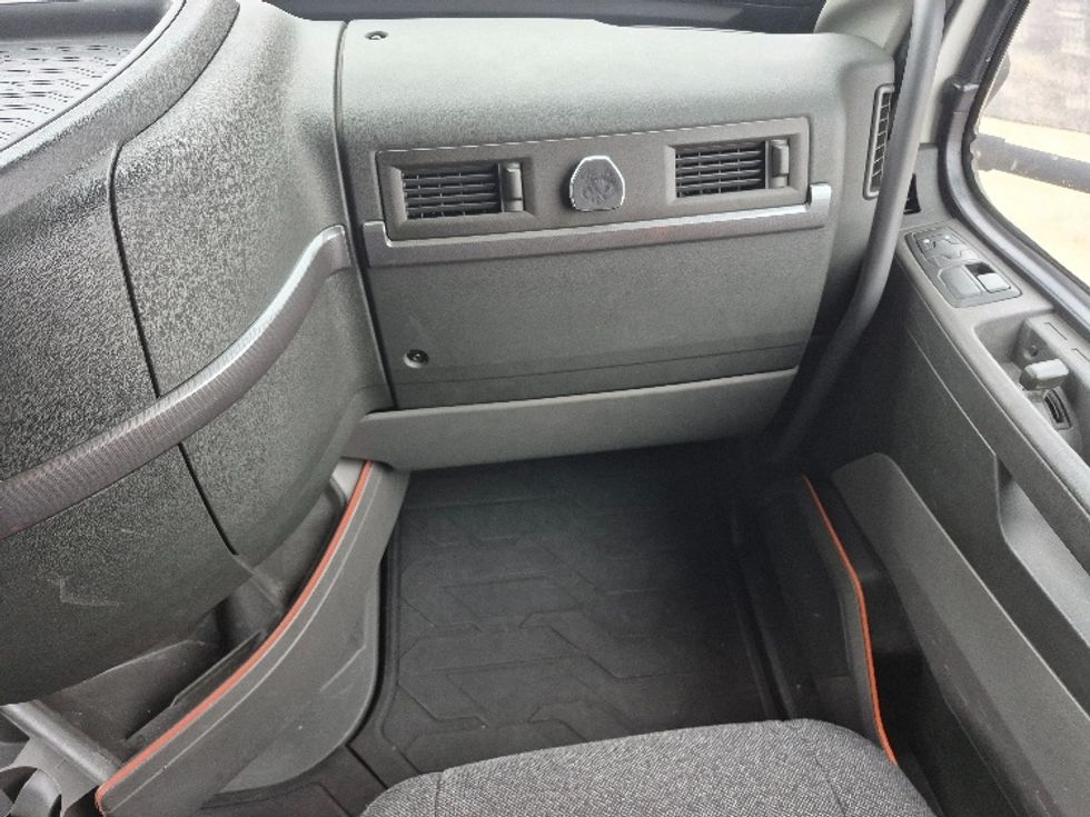 Sleeper Tractor-Heavy Duty Tractors-Volvo-2023-VNL64760-La Porte-IN-757,410\n\t\tmiles-$ 48,250 - Image 14