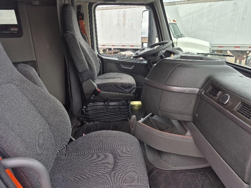 Sleeper Tractor-Heavy Duty Tractors-Volvo-2023-VNL64760-La Porte-IN-757,410\n\t\tmiles-$ 48,250 - Image 15