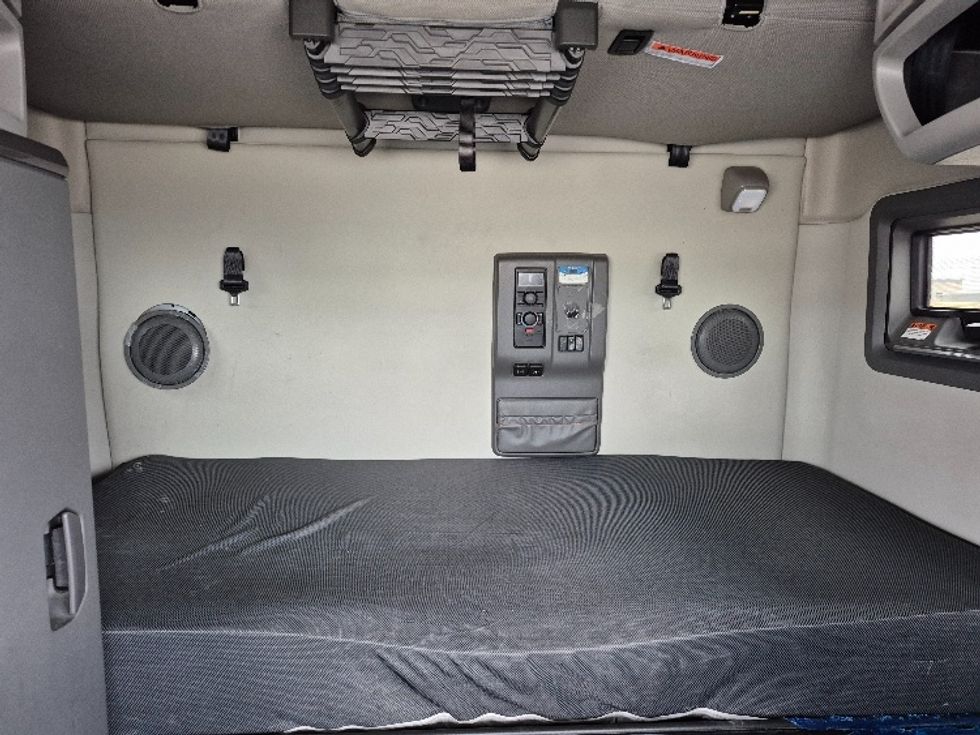 Sleeper Tractor-Heavy Duty Tractors-Volvo-2023-VNL64760-La Porte-IN-757,410\n\t\tmiles-$ 48,250 - Image 16