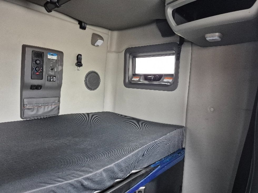 Sleeper Tractor-Heavy Duty Tractors-Volvo-2023-VNL64760-La Porte-IN-757,410\n\t\tmiles-$ 48,250 - Image 17