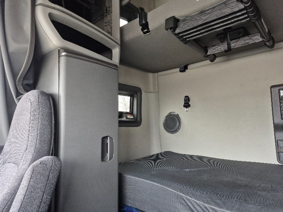 Sleeper Tractor-Heavy Duty Tractors-Volvo-2023-VNL64760-La Porte-IN-757,410\n\t\tmiles-$ 48,250 - Image 18