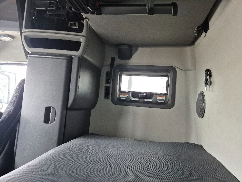 Sleeper Tractor-Heavy Duty Tractors-Volvo-2023-VNL64760-La Porte-IN-757,410\n\t\tmiles-$ 48,250 - Image 19