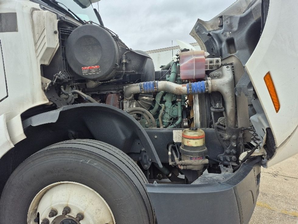 Sleeper Tractor-Heavy Duty Tractors-Volvo-2023-VNL64760-La Porte-IN-757,410\n\t\tmiles-$ 48,250 - Image 20