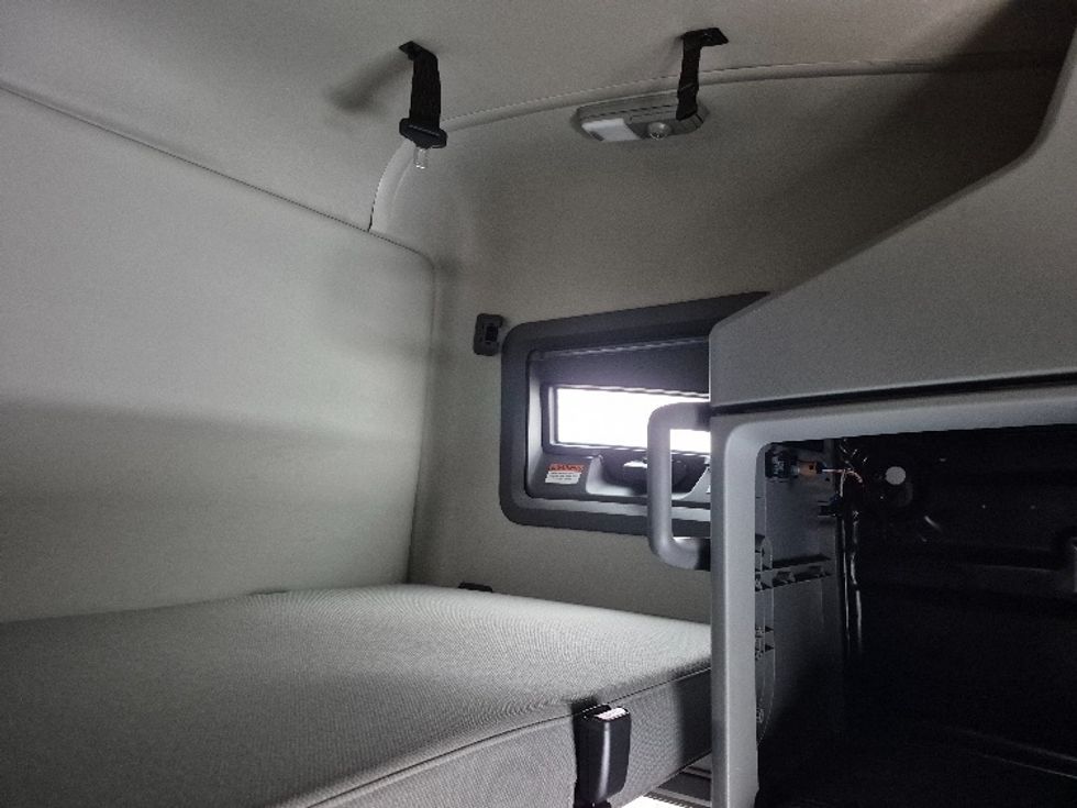 Sleeper Tractor-Heavy Duty Tractors-Volvo-2023-VNL64760-La Porte-IN-757,410\n\t\tmiles-$ 48,250 - Image 23