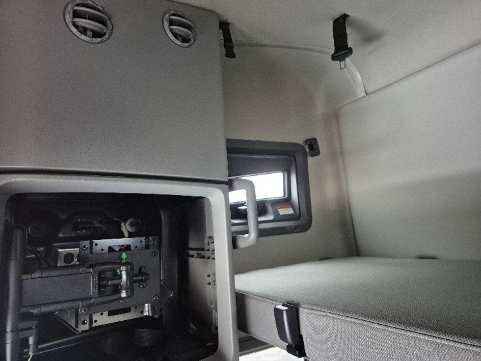 Sleeper Tractor-Heavy Duty Tractors-Volvo-2023-VNL64760-La Porte-IN-757,410\n\t\tmiles-$ 48,250 - Image 24