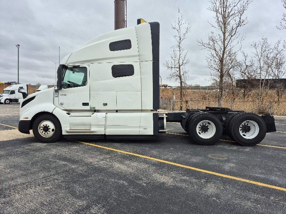 Sleeper Tractor-Heavy Duty Tractors-Volvo-2023-VNL64760-La Porte-IN-757,410\n\t\tmiles-$ 48,250 - Image 4