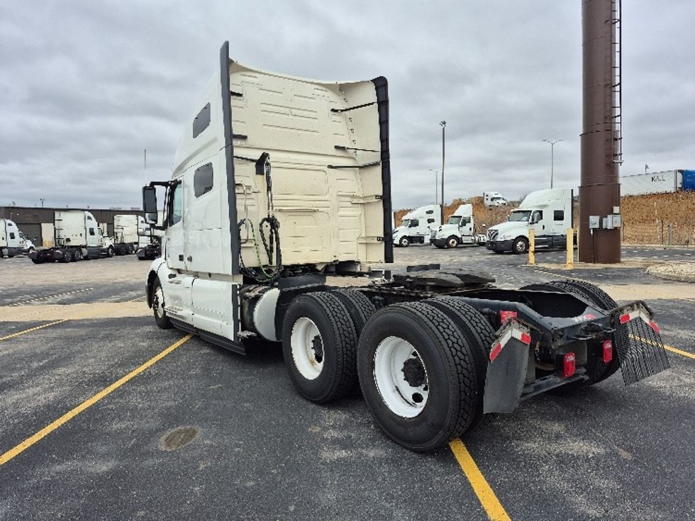Sleeper Tractor-Heavy Duty Tractors-Volvo-2023-VNL64760-La Porte-IN-757,410\n\t\tmiles-$ 48,250 - Image 5