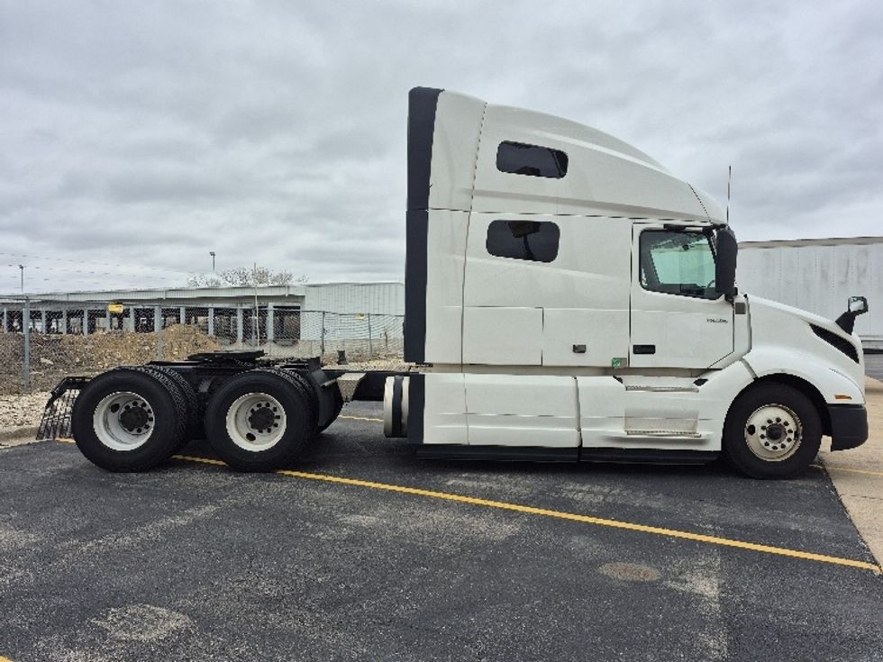 Sleeper Tractor-Heavy Duty Tractors-Volvo-2023-VNL64760-La Porte-IN-757,410\n\t\tmiles-$ 48,250 - Image 8