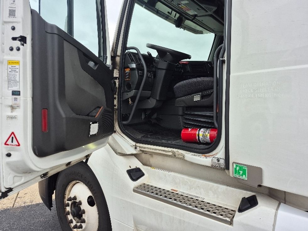 Sleeper Tractor-Heavy Duty Tractors-Volvo-2023-VNL64760-La Porte-IN-757,410\n\t\tmiles-$ 48,250 - Image 9