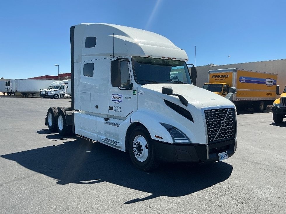Sleeper Tractor-Heavy Duty Tractors-Volvo-2023-VNL64760-Las Vegas-NV-510,524\n\t\tmiles-$ 82,000 - Image 1